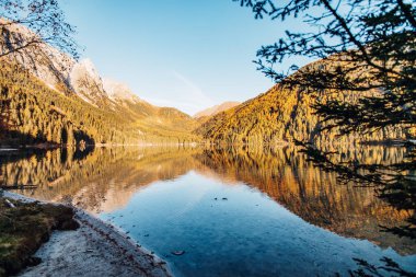 Antholzer, göl, Dolomite Alpleri, İtalya 'nın kuzeyi