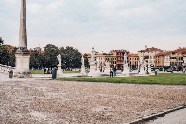 İtalya 'nın Padova kentindeki Prato della Valle Meydanı