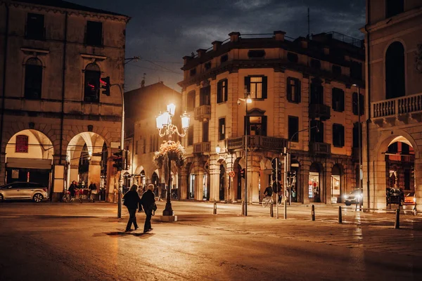 İtalya 'nın Padova kentindeki Prato della Valle Meydanı