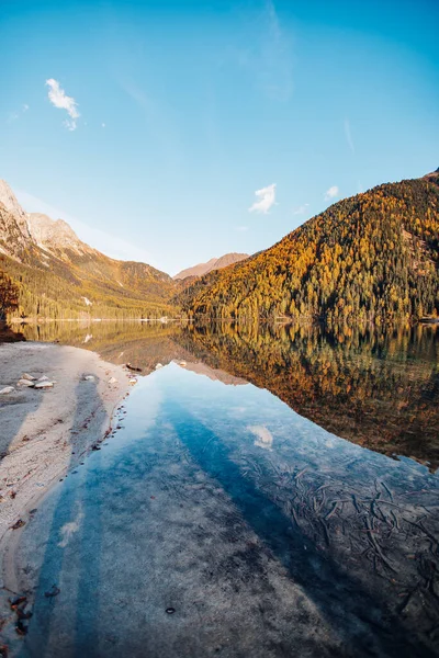 Antholzer, göl, Dolomite Alpleri, İtalya 'nın kuzeyi