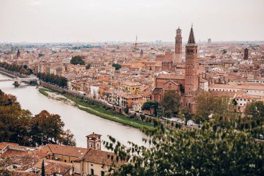 Şehrin ve Adige Nehri 'nin Castel San Pietro, Verona' dan görünüşü