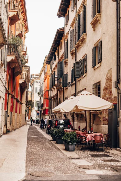 意大利维罗纳美丽的狭窄街道 — 图库照片