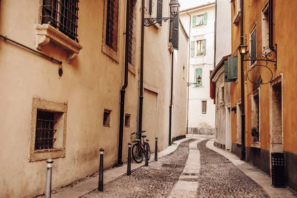 İtalya, Verona 'da güzel dar bir cadde