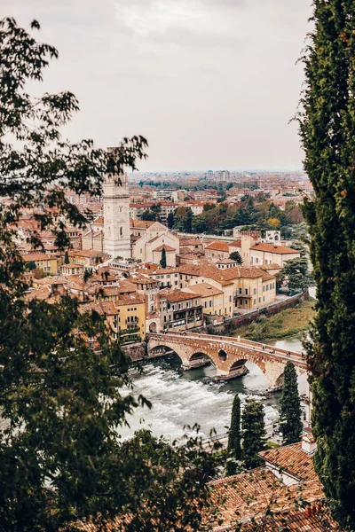 İtalya 'nın Verona kentindeki Adige Nehri üzerindeki kemerli köprü Ponte Pietra manzarası