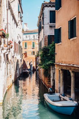 Venedik 'te gondollu küçük bir kanalın güzel manzarası