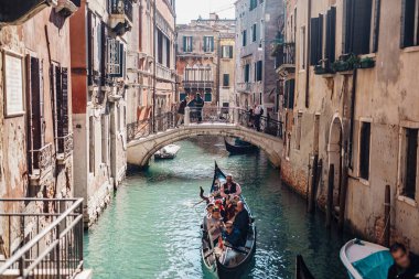 Venedik 'te gondollu küçük bir kanalın güzel manzarası