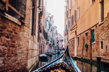 Venedik 'te gondollu küçük bir kanalın güzel manzarası