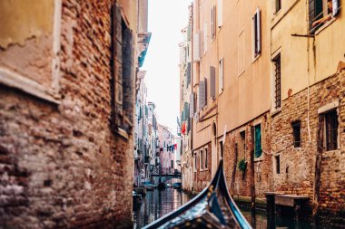 Venedik 'te gondollu küçük bir kanalın güzel manzarası
