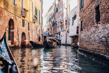 Venedik 'te gondollu küçük bir kanalın güzel manzarası