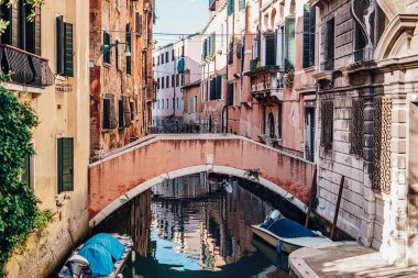 Venedik 'te gondollu küçük bir kanalın güzel manzarası
