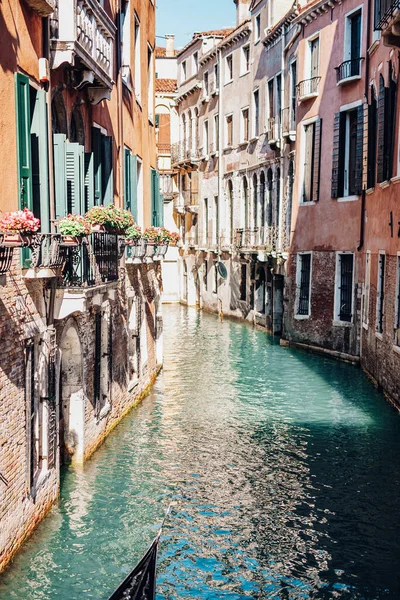 Venedik 'te gondollu küçük bir kanalın güzel manzarası