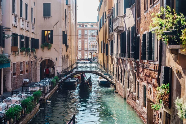 Hermosa Vista Pequeño Canal Venecia Con Góndolas — Foto de Stock