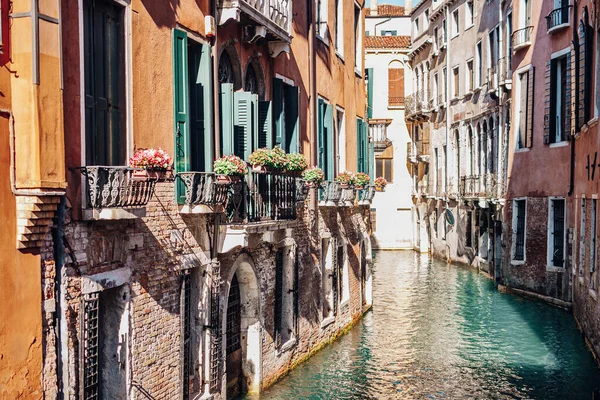 Hermosa Vista Pequeño Canal Venecia Con Góndolas — Foto de Stock