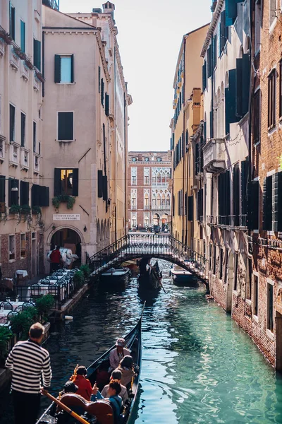 Hermosa Vista Pequeño Canal Venecia Con Góndolas — Foto de Stock