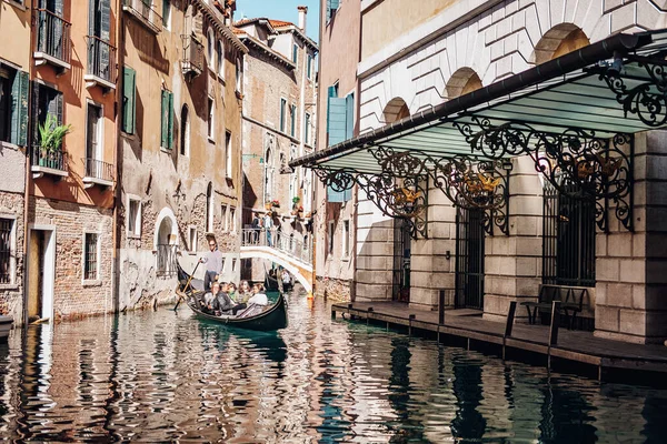 곤돌라가 베네치아 의작은 운하의 아름다운 — 스톡 사진