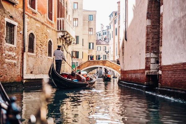 Vacker Utsikt Över Liten Kanal Venedig Med Gondoler — Stockfoto