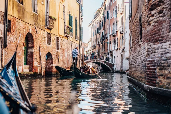 Venedik 'te gondollu küçük bir kanalın güzel manzarası