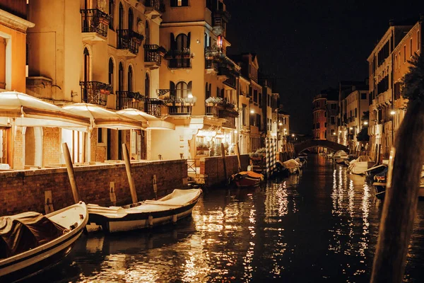 Vista Nocturna Del Canal Con Barcos Venecia Italia — Foto de Stock