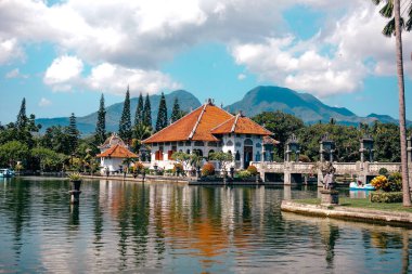 Endonezya, Bali Taman Ujung 'daki su sarayının güzel manzarası.