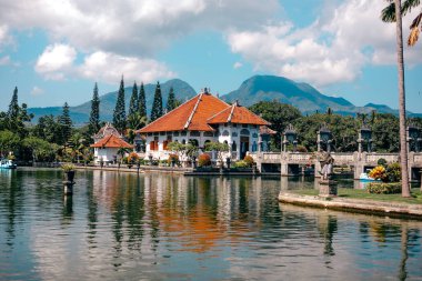 Endonezya, Bali Taman Ujung 'daki su sarayının güzel manzarası.
