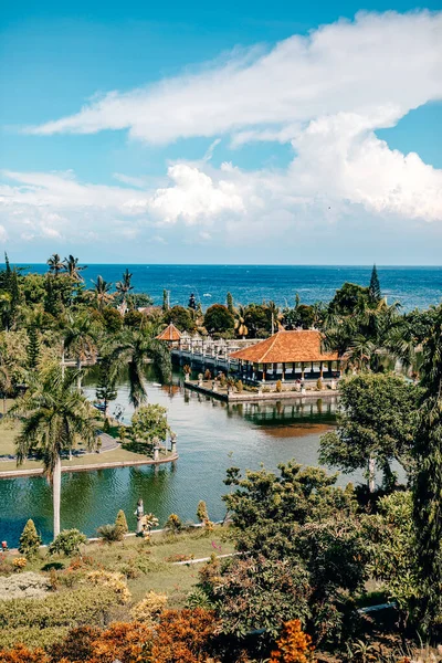 Endonezya, Bali Taman Ujung 'daki su sarayının güzel manzarası.