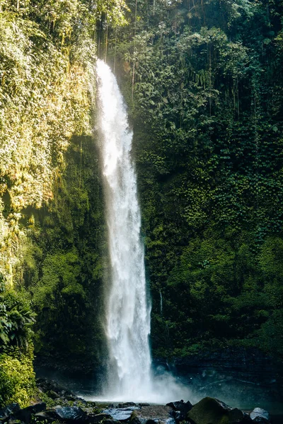 Nungnung Şelalesi, Bali, Endonezya
