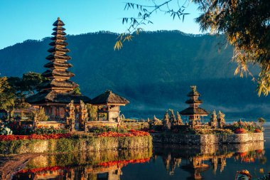 Güneş doğarken Pura Ulun Danu Beratan Bedugul Tapınağı, Bali, Endonezya