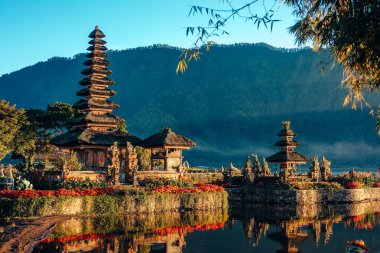 Güneş doğarken Pura Ulun Danu Beratan Bedugul Tapınağı, Bali, Endonezya