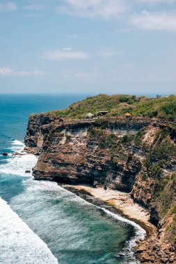 Endonezya, Bali 'de okyanus kıyısındaki kayalık