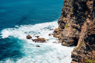 Endonezya, Bali 'de okyanus kıyısındaki kayalık