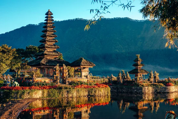 Güneş doğarken Pura Ulun Danu Beratan Bedugul Tapınağı, Bali, Endonezya