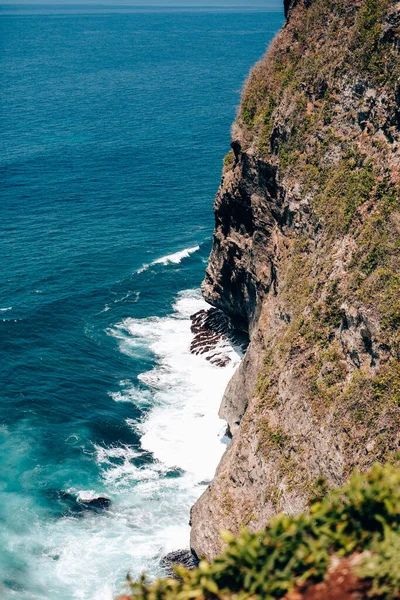 Endonezya, Bali 'de okyanus kıyısındaki kayalık