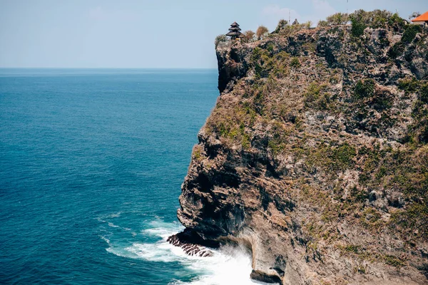 Pura Luhur Uluwatu Tapınağı okyanus kıyısında bir uçurum, Bali, Endonezya