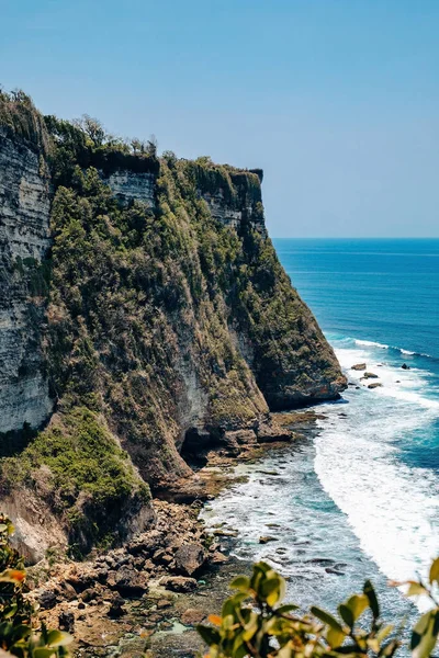 Endonezya, Bali 'de okyanus kıyısındaki kayalık