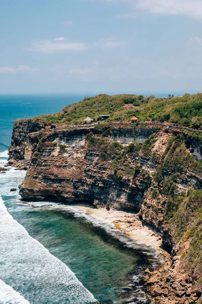 Endonezya, Bali 'de okyanus kıyısındaki kayalık