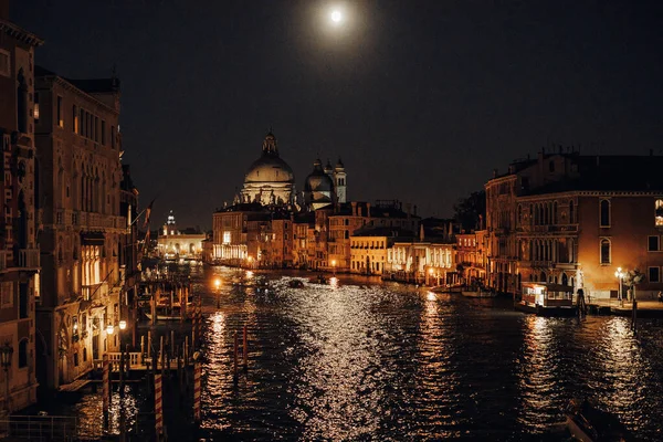Santa Maria della Salute Bazilikası ile Venedik 'te Büyük Kanal