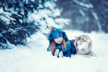 Kışın ormanda Sibirya Husky 'si olan küçük kız.