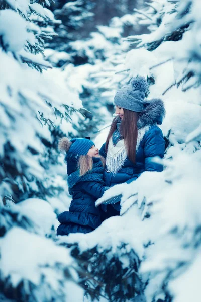 Mère Avec Fille Dans Forêt Hiver — Photo