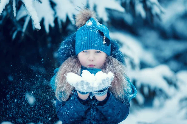 Mała Dziewczynka Lesie Zimie — Zdjęcie stockowe