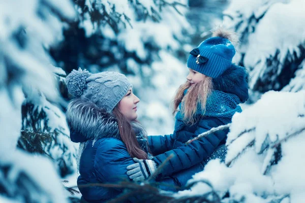 Anne Kızıyla Birlikte Kışın Ormanda — Stok fotoğraf