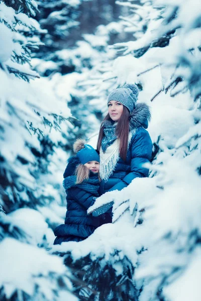 Mère Avec Fille Dans Forêt Hiver — Photo