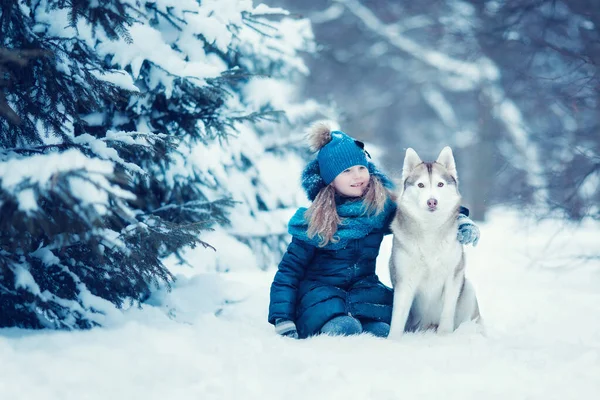 Маленькая Девочка Сибирским Хаски Лесу Зимой — стоковое фото