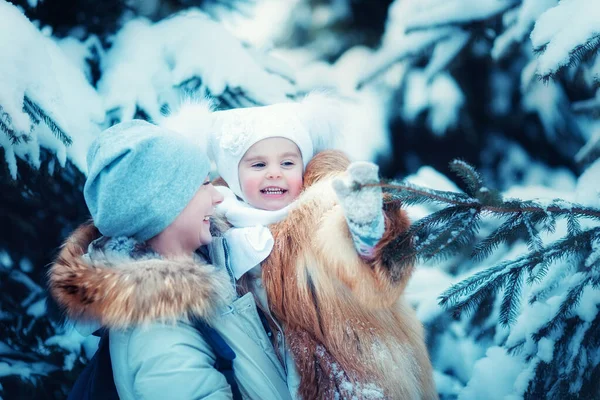 Madre Con Hija Bosque Invierno — Foto de Stock