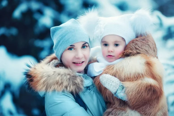 Matka Córką Lesie Zimą — Zdjęcie stockowe