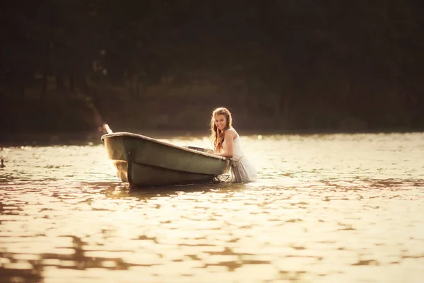 Νεαρό Κορίτσι Καλοκαιρινό Φόρεμα Κάθεται Μια Βάρκα Μια Λίμνη Στις — Φωτογραφία Αρχείου