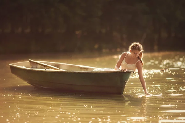 Fiatal Lány Nyári Ruhában Egy Csónakban Tavon Napsugarak Között — Stock Fotó