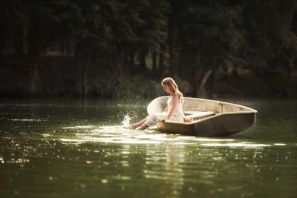 Fiatal Lány Egy Kis Kutyával Egy Csónakban Tavon Fénysugarak — Stock Fotó