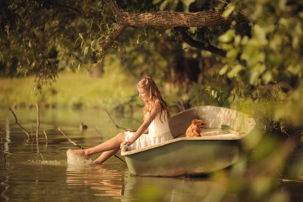 Молодая Девушка Маленькой Собачкой Лодке Озере Лучах Света — стоковое фото