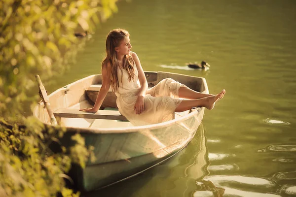 Fiatal Lány Nyári Ruhában Egy Csónakban Tavon Napsugarak Között — Stock Fotó