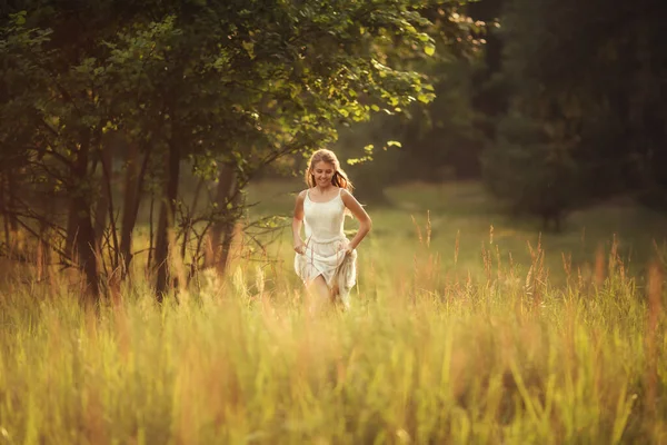 Junges Mädchen Kleid Läuft Sommer Auf Einem Feld — Stockfoto